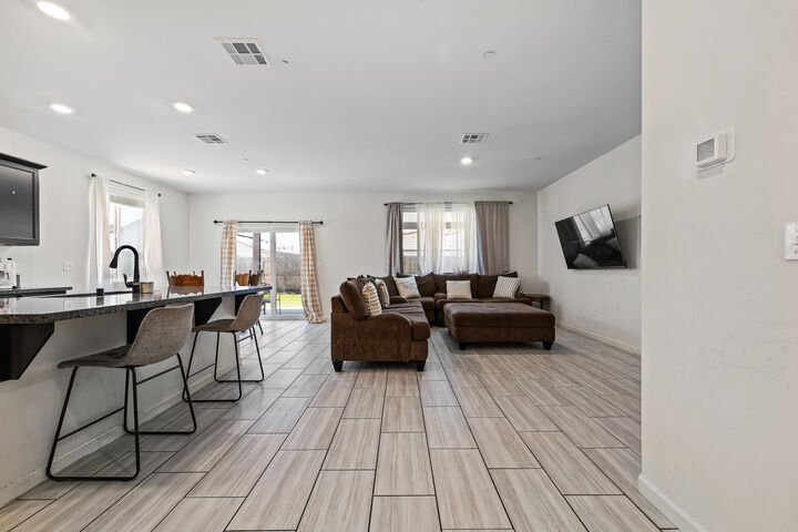 Property Photo:  3541 E Laura Avenue  CA 93292 
