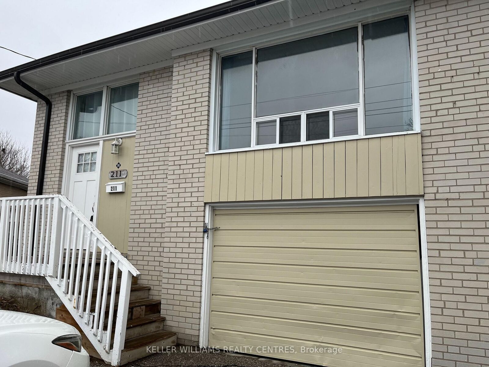 Property Photo:  211 Silverbirch Drive Upper  ON L3Y 2Z6 
