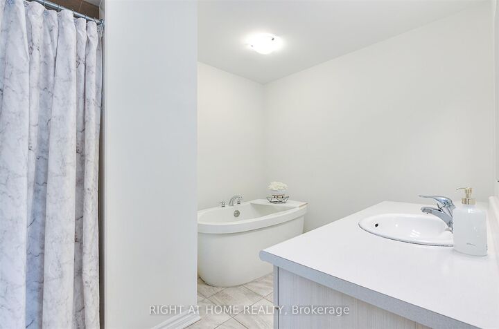 Property Photo: 1148 Dragonfly Ave Avenue 403 ON L1X 0H5