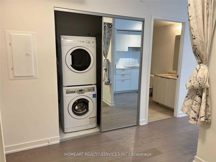 Property Photo:  11 Wellesley Street W 1309  ON M4Y 0G4 