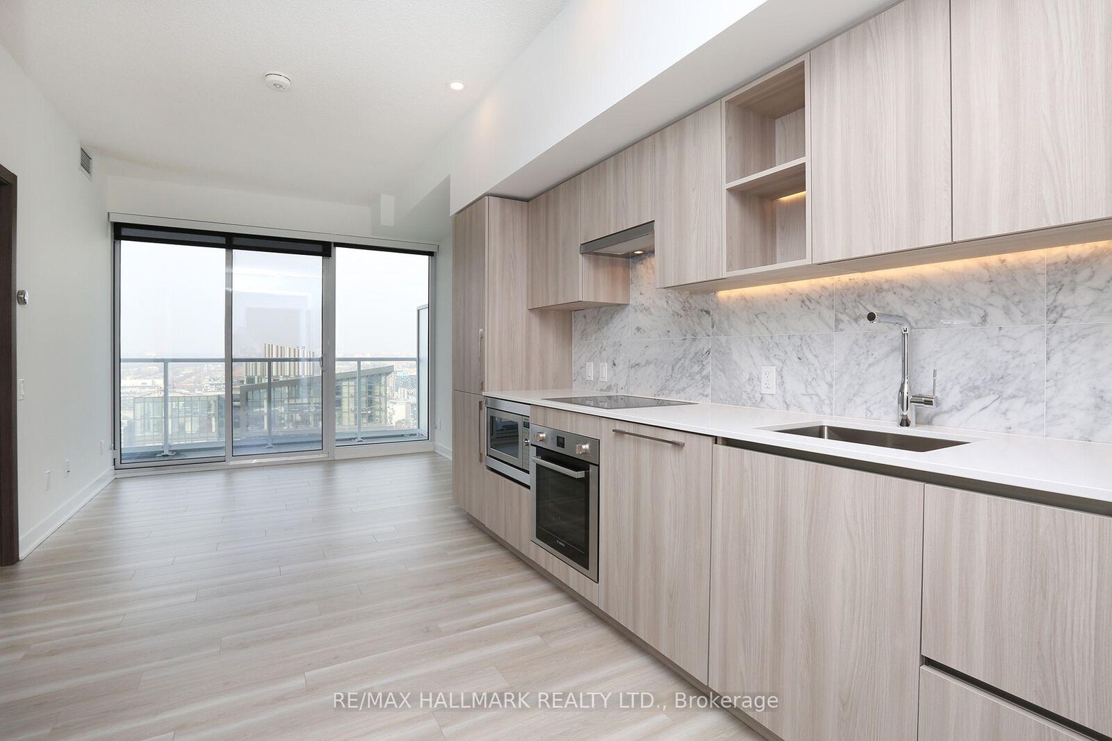 Property Photo:  17 Bathurst Street 4007  ON M6A 2E1 