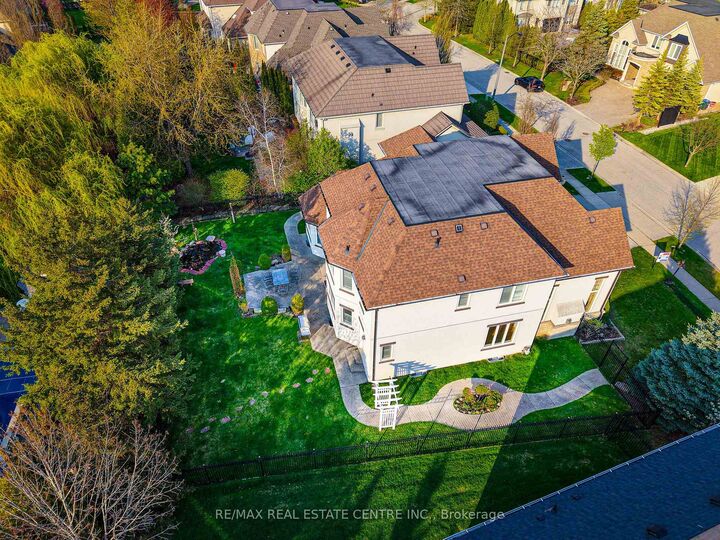 Property Photo: 645 Cranleigh Court ON L5H 4L4