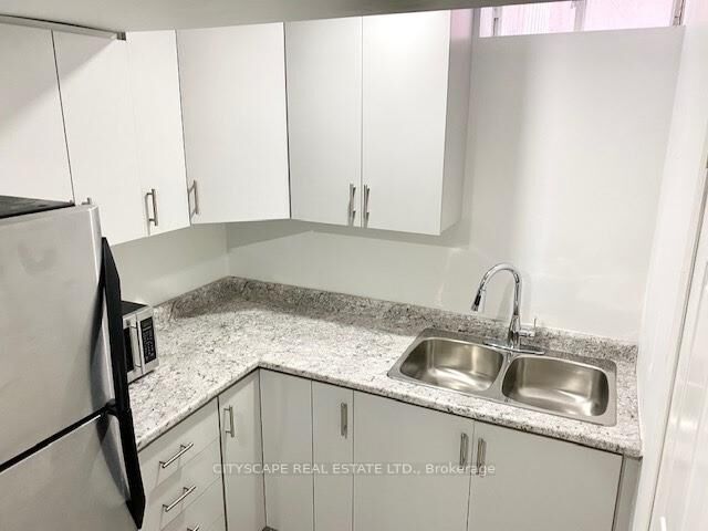 Property Photo: 6421 Donway Drive 1B ON L5V 1J4