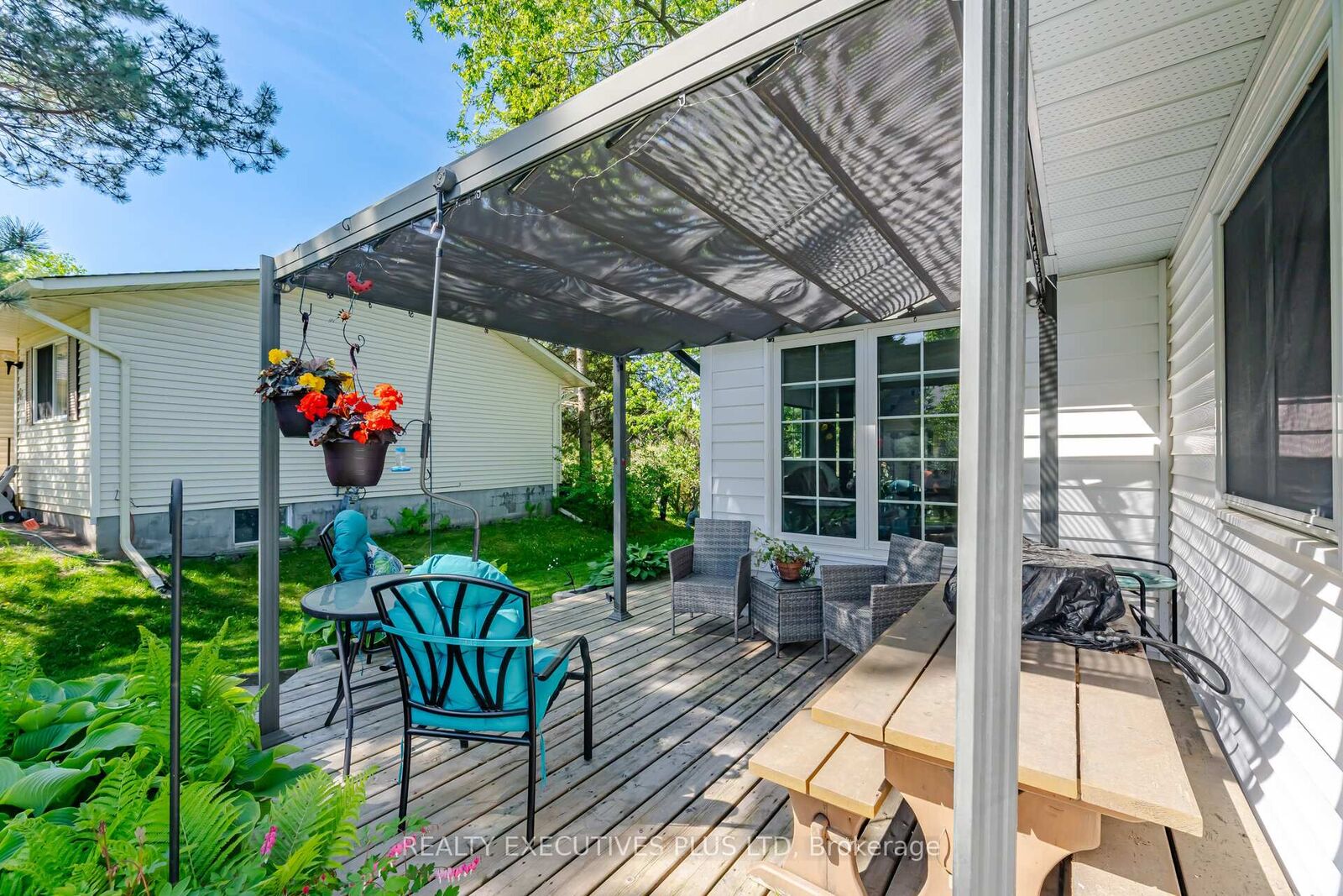Property Photo: 5 Tecumseth Pines Drive ON L0G 1W0