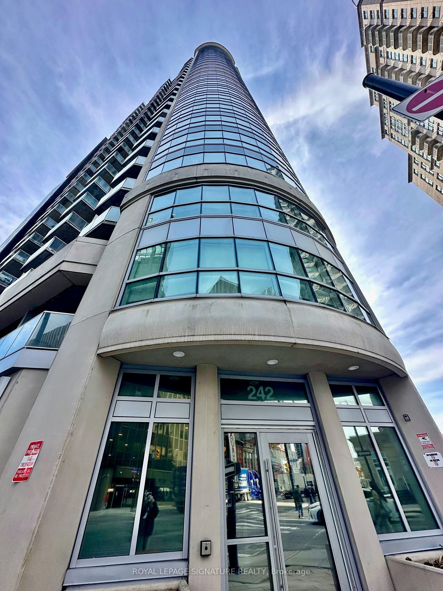 Property Photo: 242 Rideau Street 1208 ON K1N 0B7