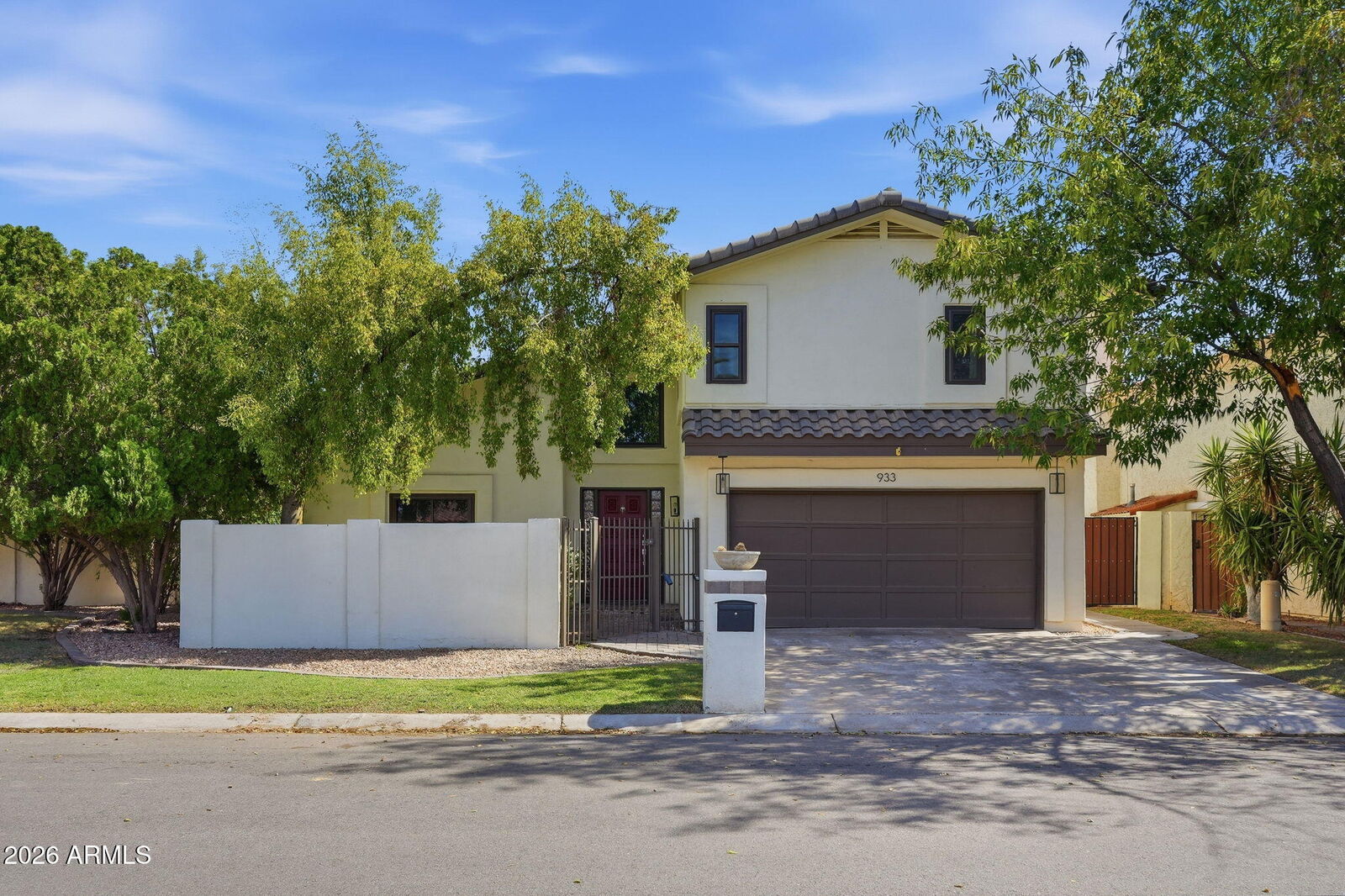 Property Photo: 933 E Leeward Lane AZ 85283