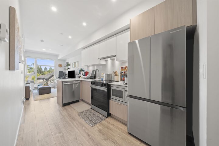 Property Photo: 10828 139A Street 305 BC V3R 0H3