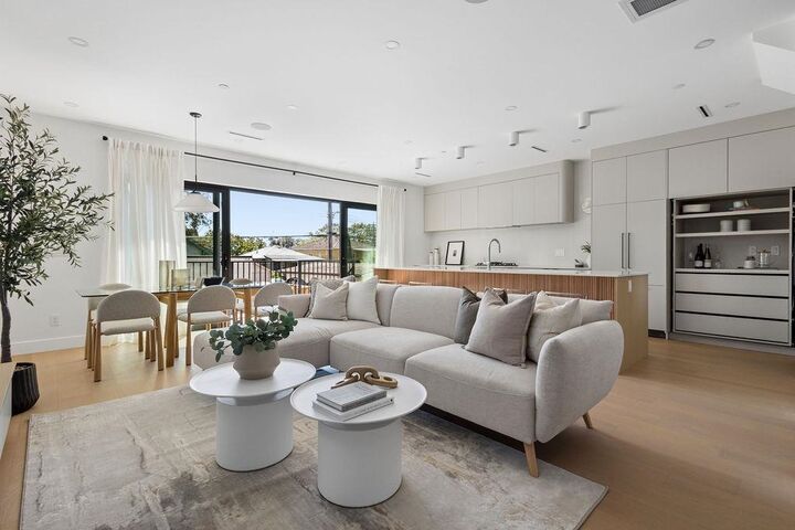 Property Photo: 2124 E 8 Avenue 3 BC V5N 1V5