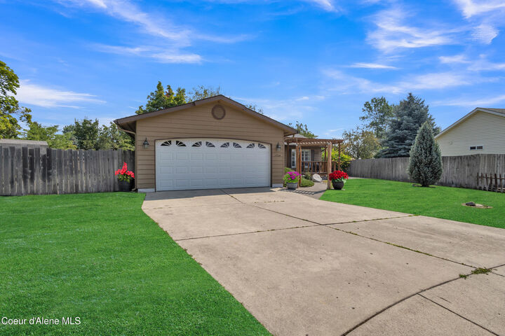 Property Photo:  1704 N Trellis Ct  ID 83854 