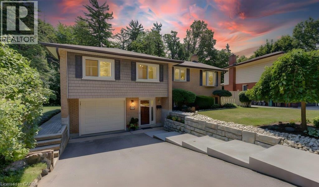 Property Photo:  518 Twin Oaks Crescent  ON N2L 4R8 