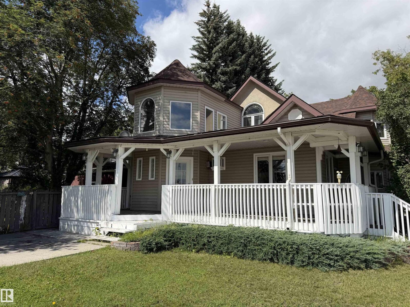 Photo de la propriété:  5001 42 Avenue  AB T9A 0B5 