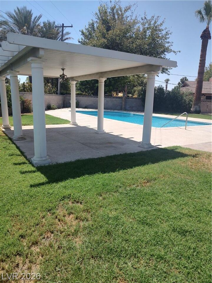 Property Photo:  325 West Park Way West Way  NV 89106 