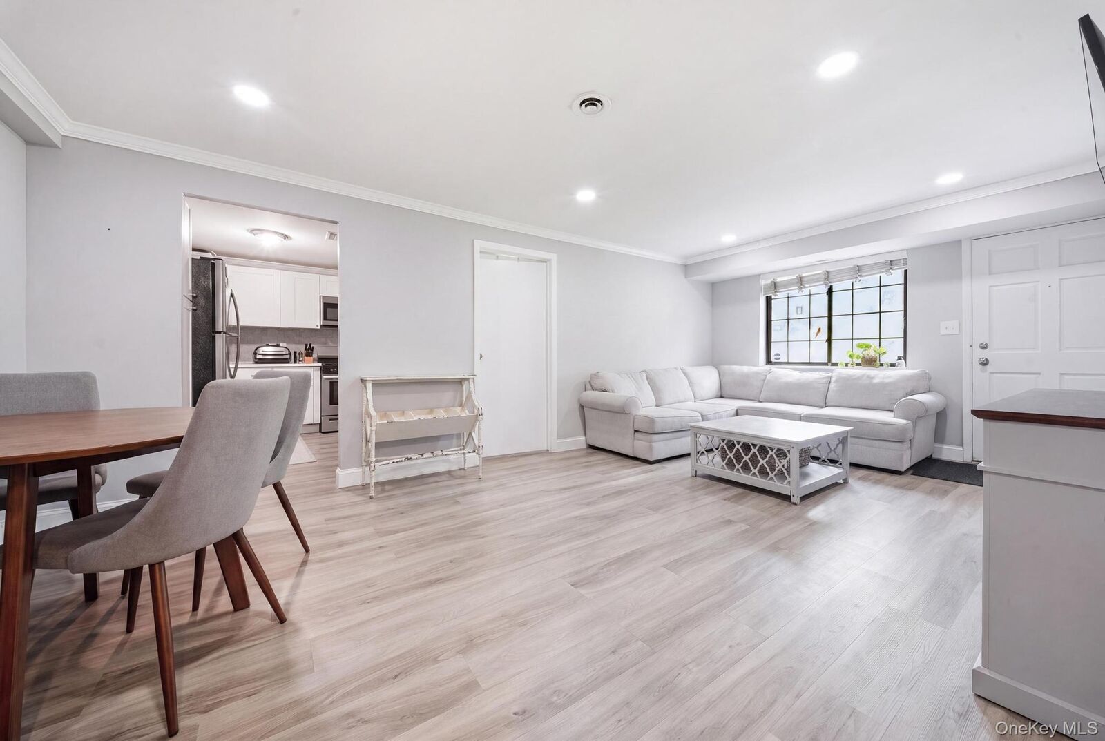 Property Photo:  3 Newbrook Lane 3  NY 11706 
