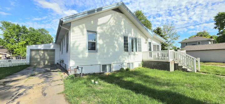 Property Photo: 1611 Avenue C NE 69138