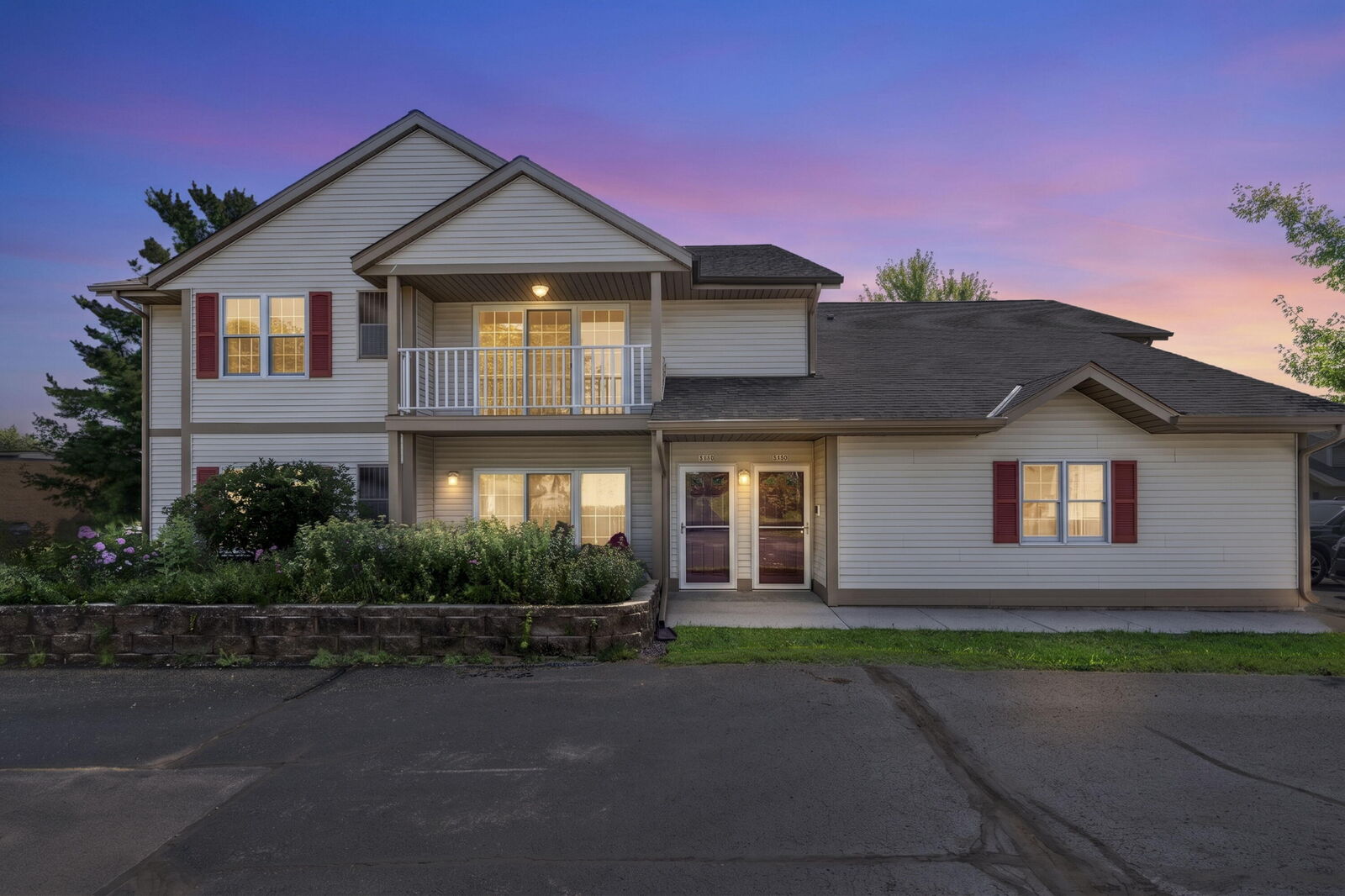 Property Photo:  206 Bur Oak Ln  WI 53024 