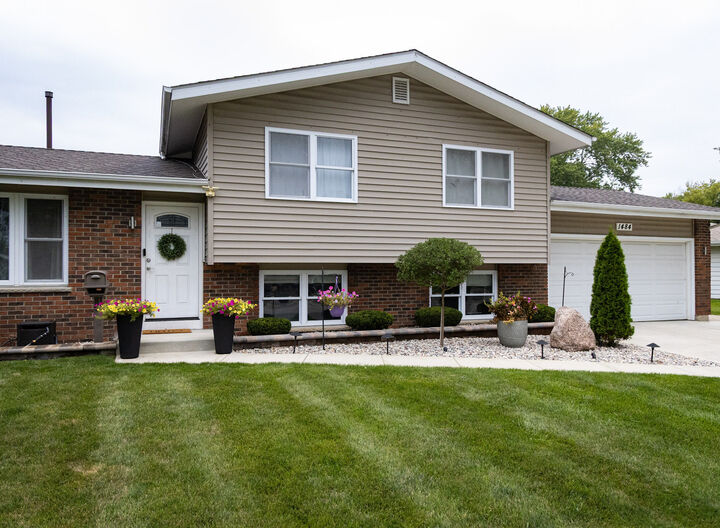 Property Photo: 1484 Royal Boulevard IL 60123