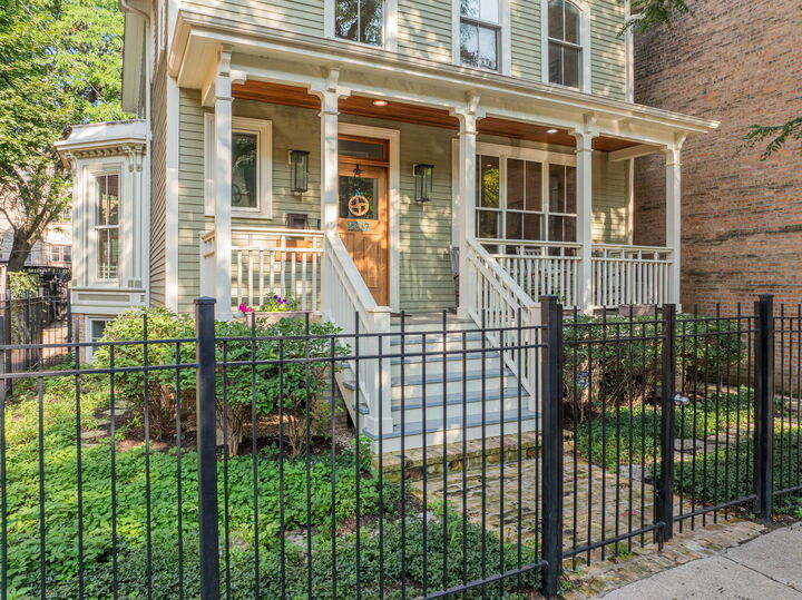 Property Photo: 2347 N Geneva Terrace IL 60614