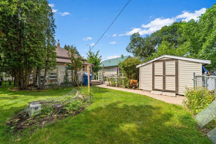 Property Photo:  511B Maple Avenue SE  AB T1B 3A6 
