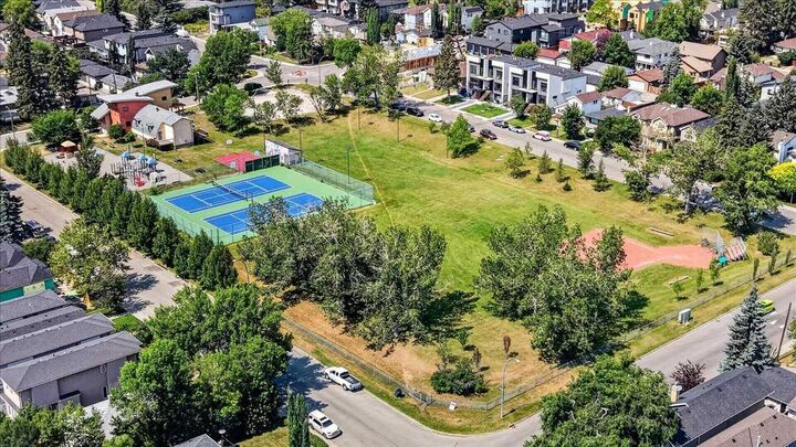 Property Photo: 440 53 Avenue SW AB T2V 0B7