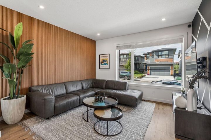 Property Photo:  125 Rochester Way NW  AB T3L 0G9 