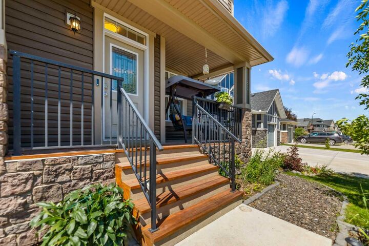 Property Photo:  80 Legacy Glen Row SE  AB T2X 3Y9 