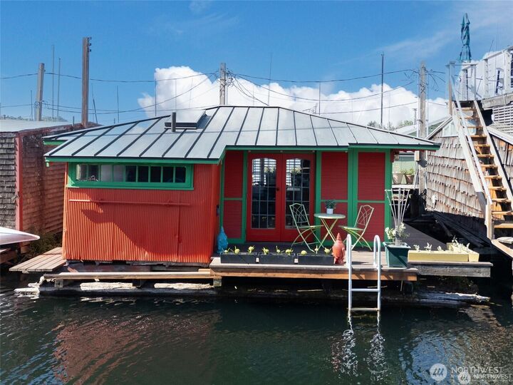 Property Photo:  2727  Fairview Avenue E 18  WA 98102 