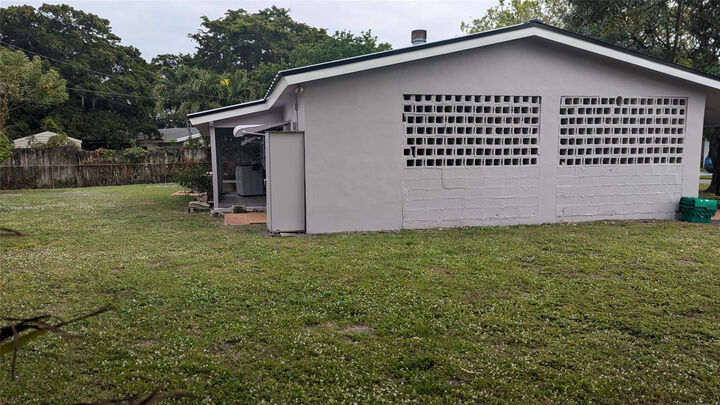 Property Photo:  2080 SW 38th Avenue  FL 33312 