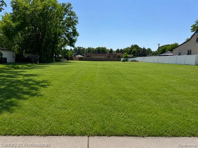 Property Photo: 5610 Noll Street MI 48310