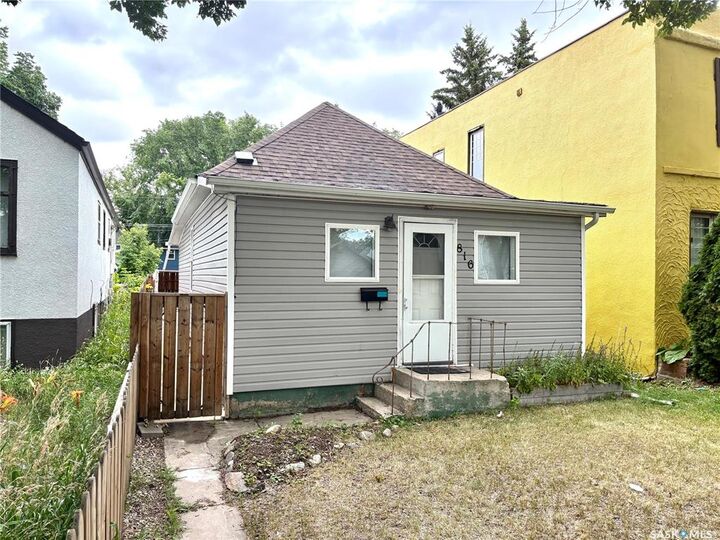 Property Photo:  816 I Avenue S  SK S7M 1Z3 