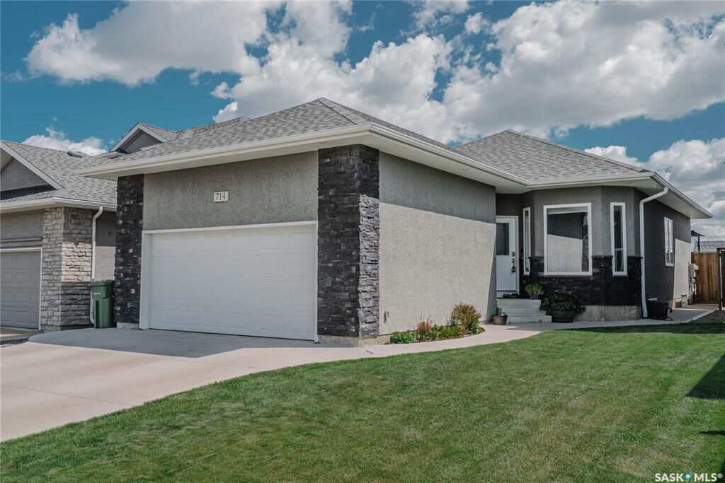 Property Photo: 714 Sutter Crescent SK S7T 0R4