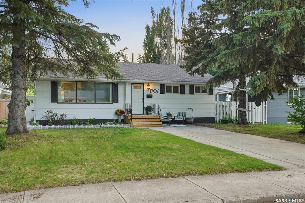 Property Photo:  1706 Ewart Avenue  SK S7H 2L2 