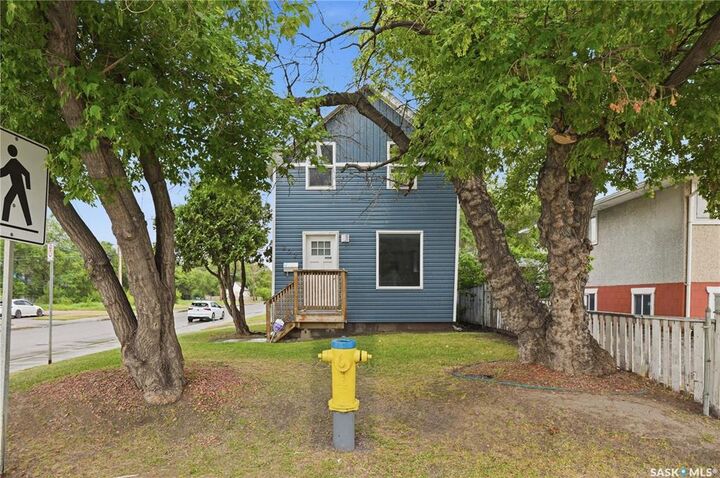 Property Photo:  202 W Avenue S  SK S7M 3G3 