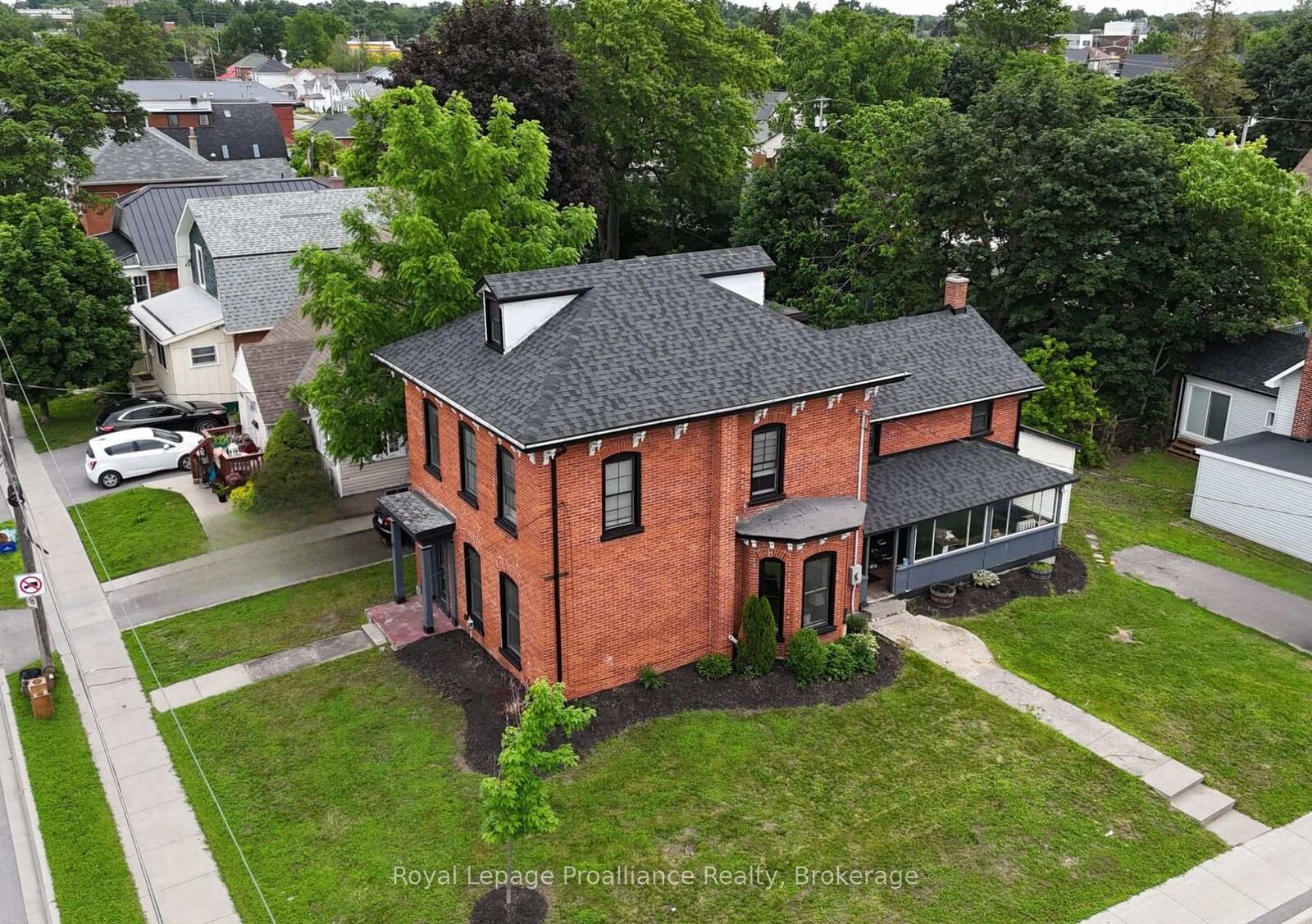 Property Photo:  83 Cedar Street  ON K8P 3M3 