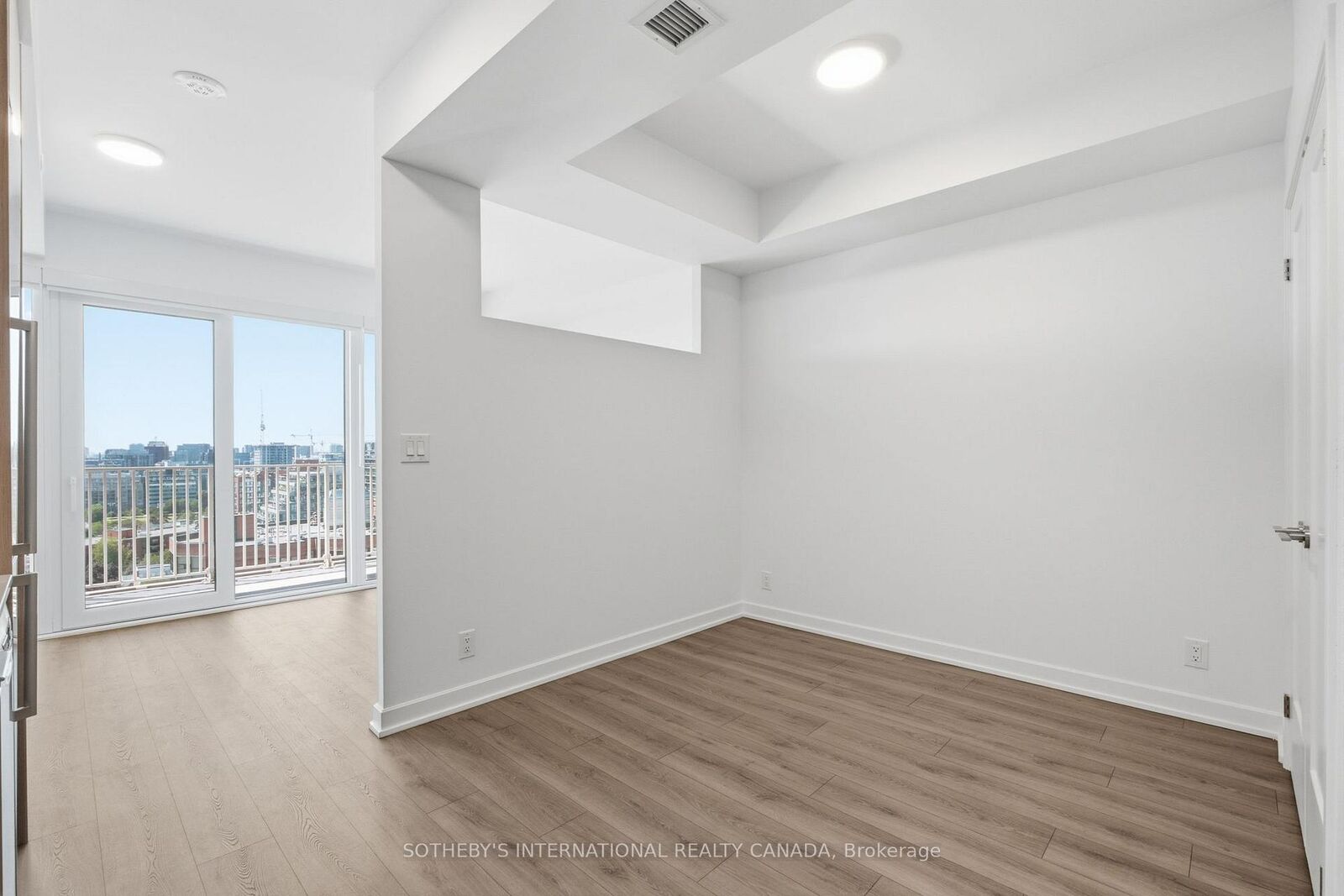 Property Photo:  88 Bathurst Street 1420  ON M5V 0W8 