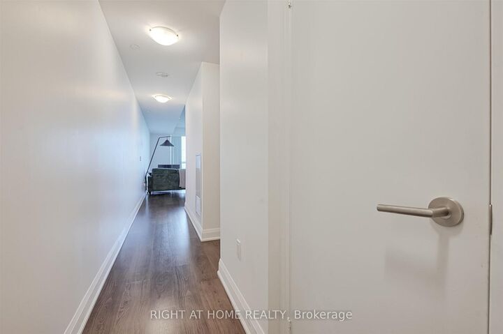 Property Photo:  160 Vanderhoof Avenue 1018  ON M4G 0B7 