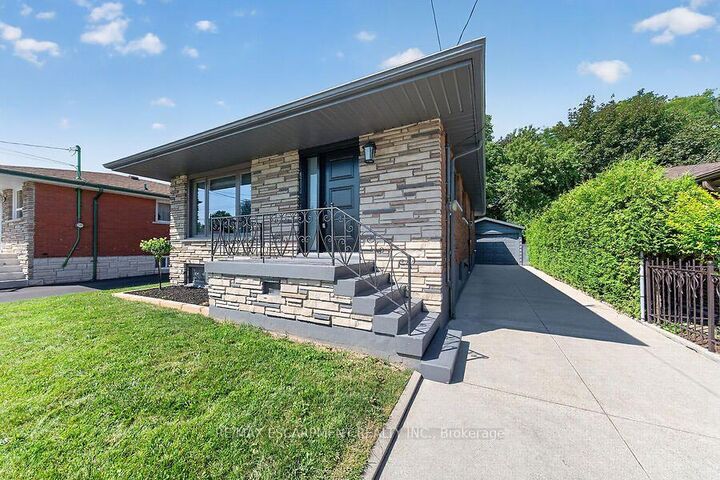 Property Photo: 26 Parklands Drive ON L8K 4W7