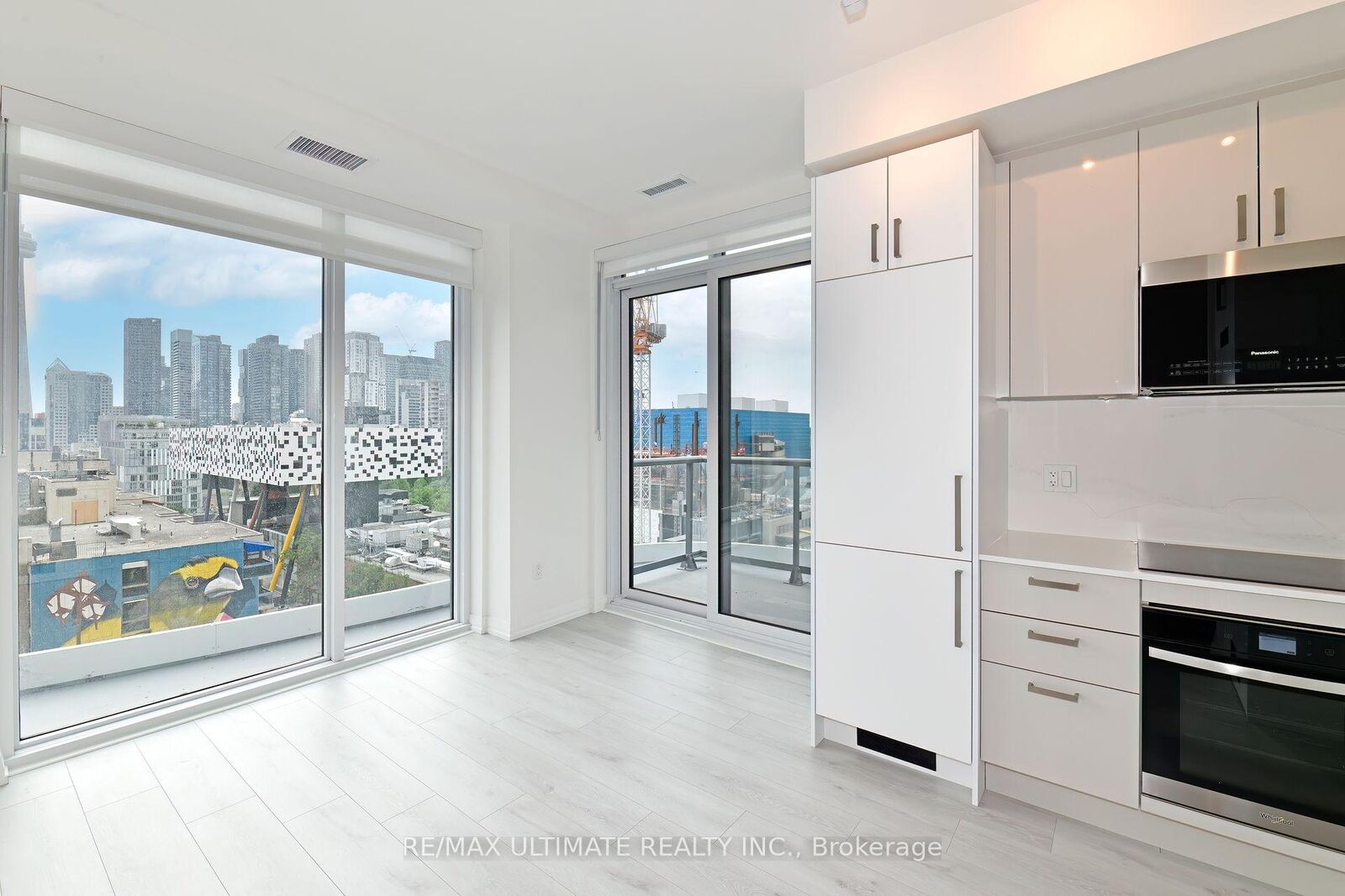 Property Photo:  280 Dundas Street W 1011  ON M5T 0E3 
