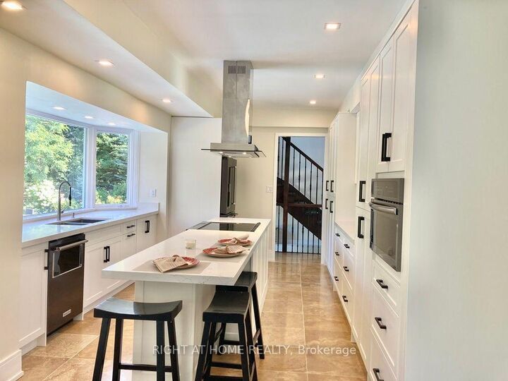 Property Photo: 471 Country Club Crescent ON L5J 2P9