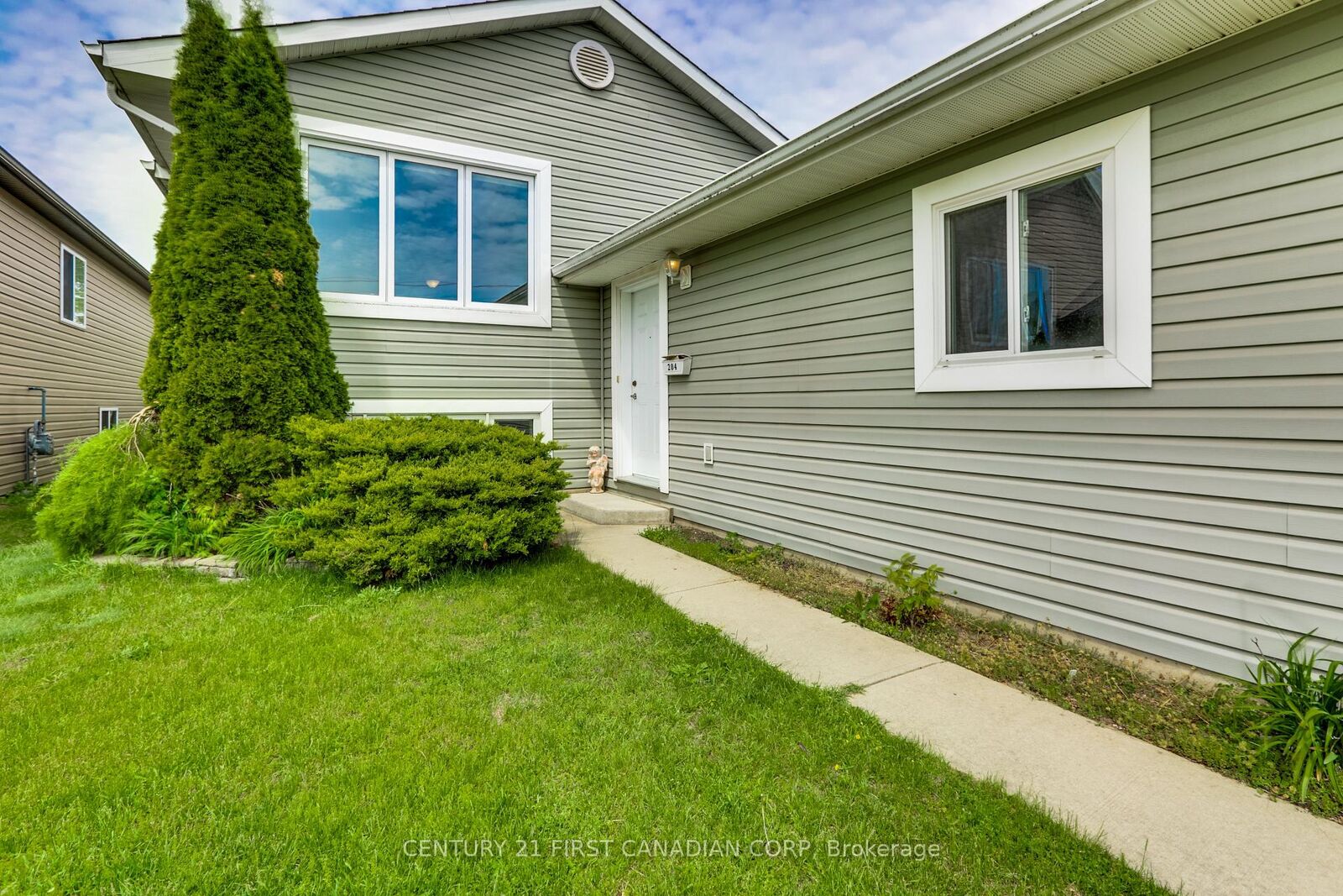 Property Photo:  204 Ewart Street  ON N7G 4G6 