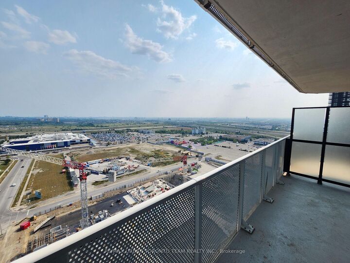 Property Photo:  28 Interchange Way 2511  ON L4K 0P8 