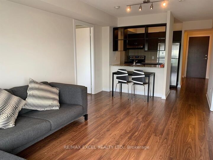 Property Photo:  151 Village Green Square 1806  ON M1S 0K5 