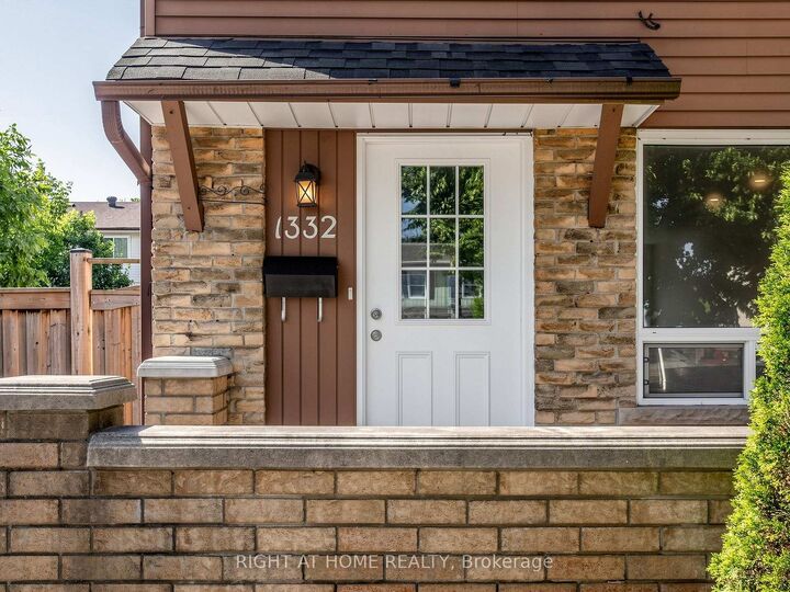 Property Photo:  1332 Fenelon Crescent  ON L1J 6G1 