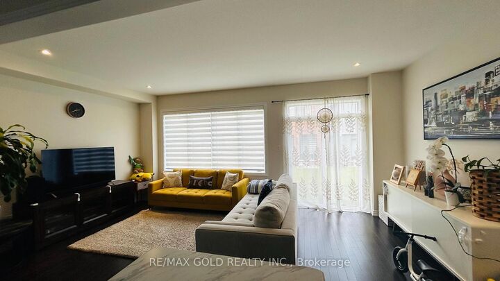 Property Photo:  28 Amos Avenue  ON N3T 0V4 