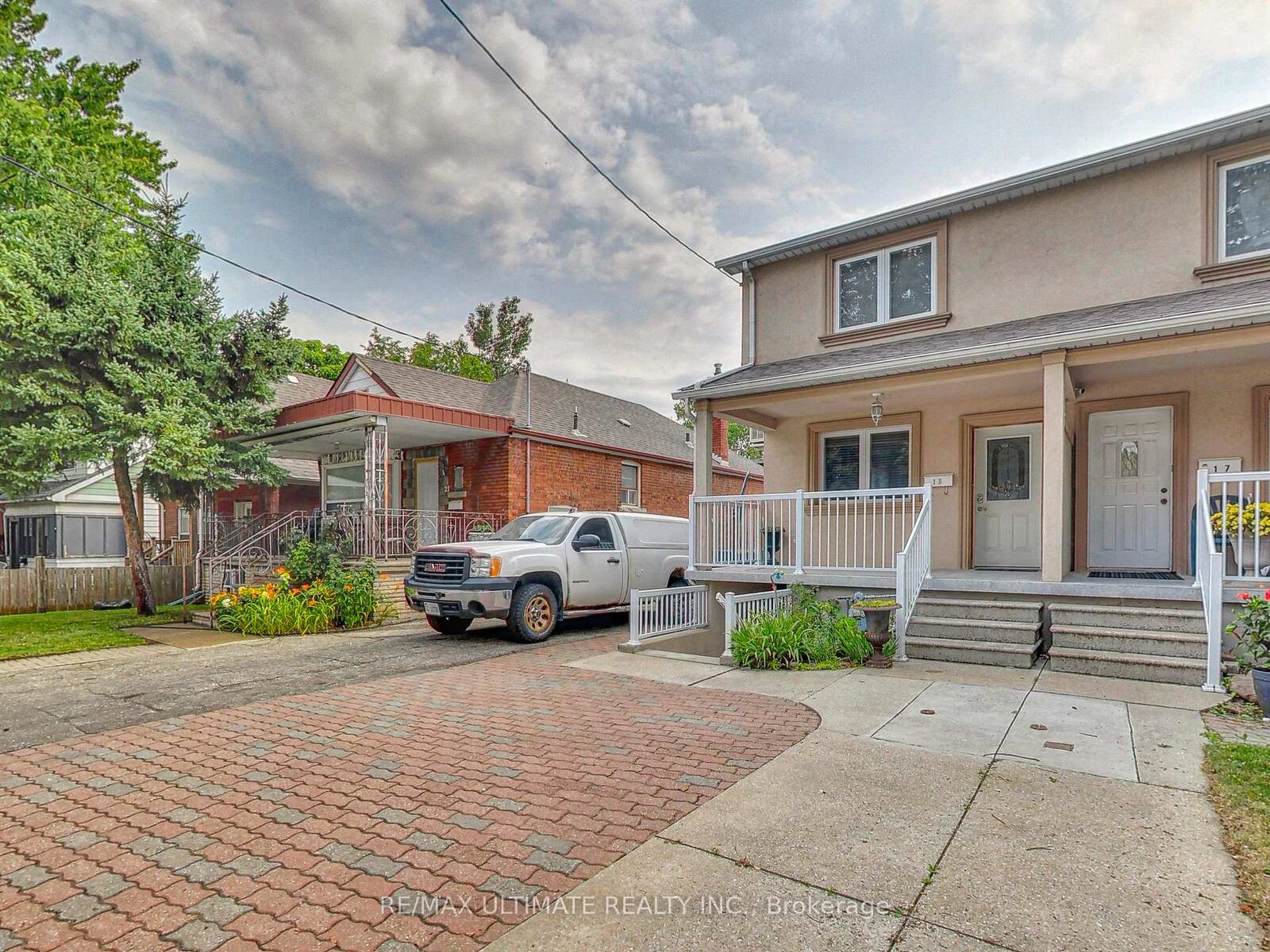 Property Photo:  19 Glenora Avenue Upper  ON M6C 3Y2 