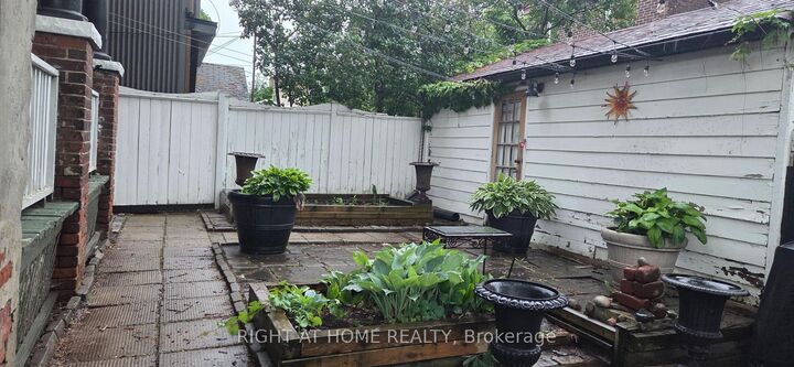 Photo de la propriété: 179 Gilmour Avenue ON M6P 3B2