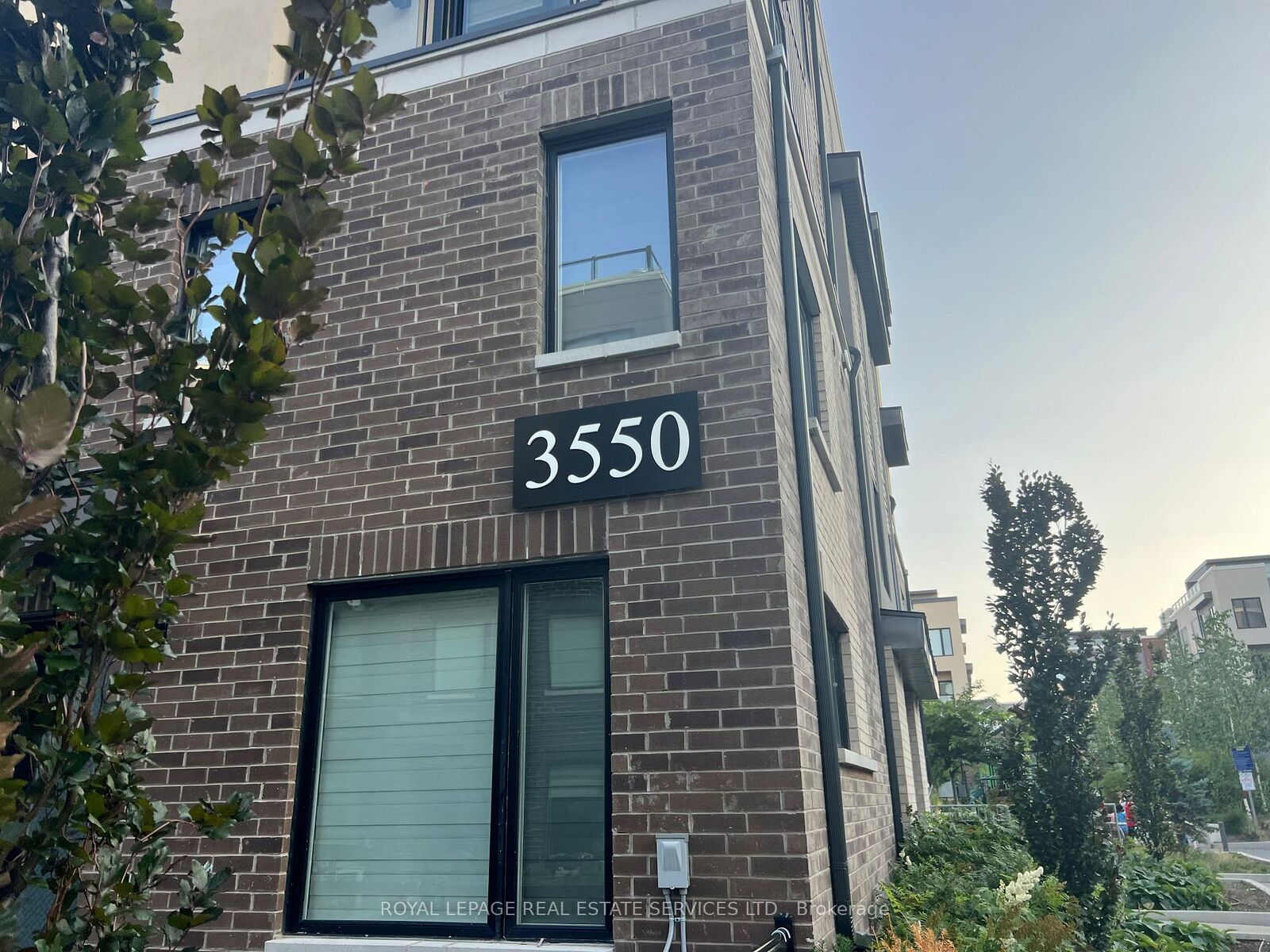 Property Photo: 3550 Colonial Drive Unit 27 ON L5L 0C1