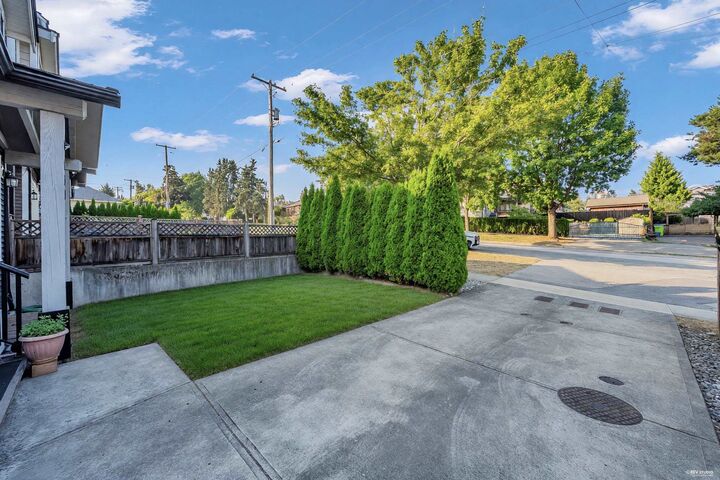 Property Photo: 610 Thirteenth Street BC V3M 4M2