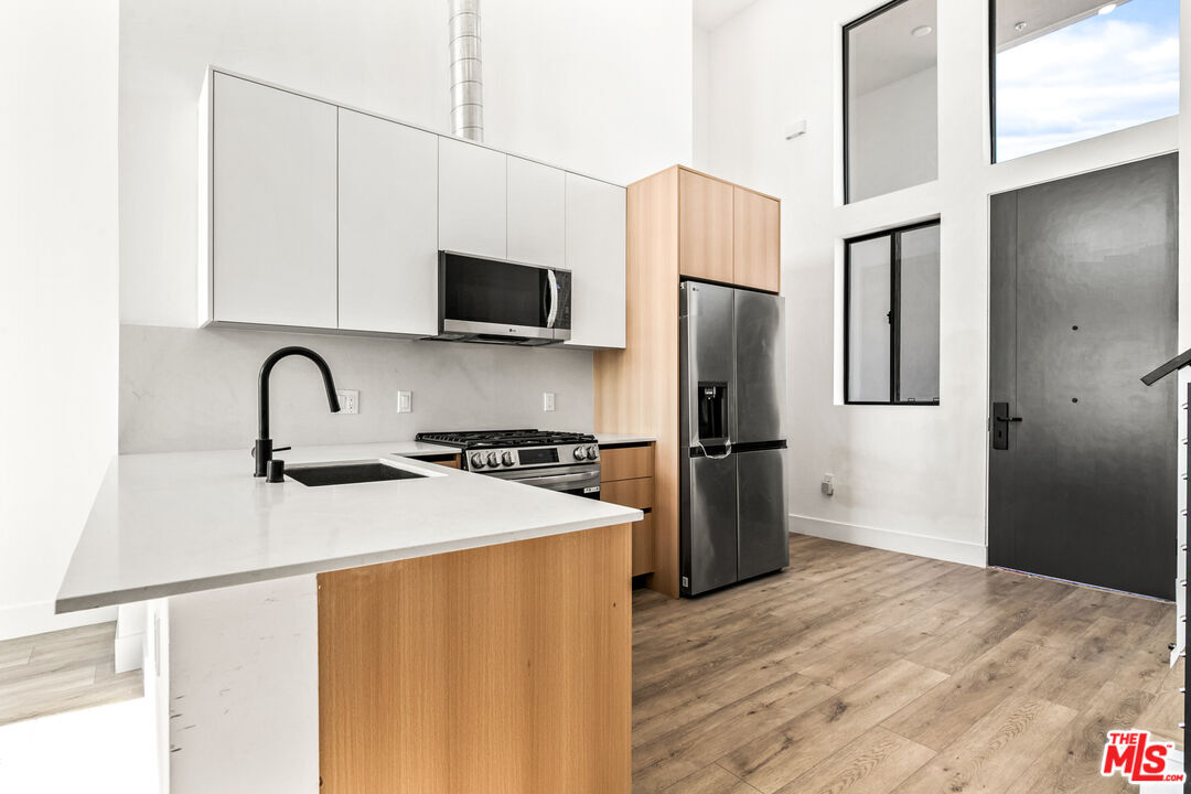 Property Photo:  11013 Hartsook St, Unit 403  CA 91601 