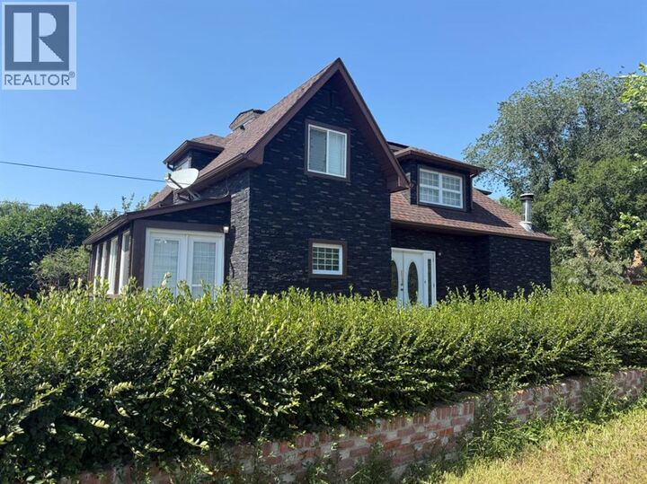 Property Photo:  1037 4 Avenue  AB T9W 1H1 