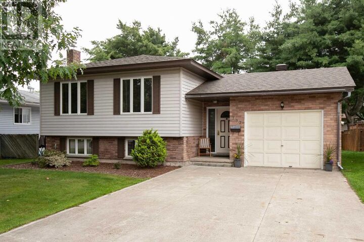 Property Photo: 292 Parkland Cres ON P6A 6R3